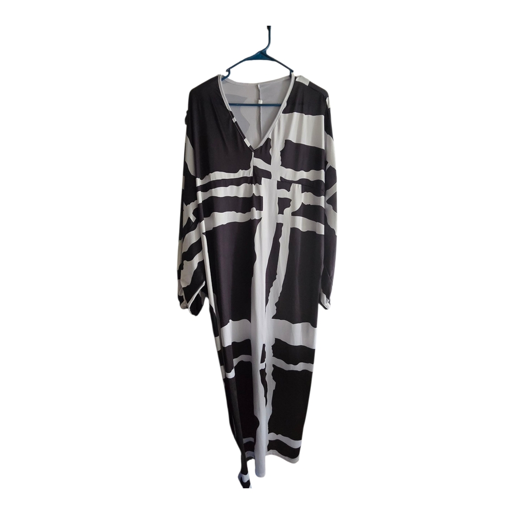 Black and White Maxi Dress - Picture 3 of 11